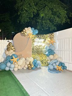 an arch made out of balloons and starfishs