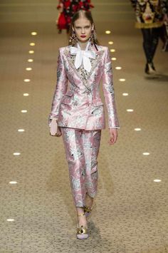 Dolce And Gabbana Suits, Dolce And Gabbana Runway, Couture Mode, 2018 Fashion, Fall 2018, Suit Fashion, Fashion Fabric, Work Fashion