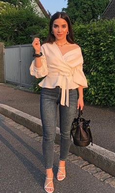 Outfit Para Cena Casual, Outfits Elegantes Con Jeans, Outfit Semiformal Mujer, Outfit Semiformal, Western Wear Outfits, Casual College Outfits, Stylish Summer Outfits, Trendy Dress Outfits, Elegante Casual