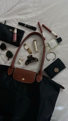 Trendy Bags Street Style, Black Longchamp Bag Outfit, Long Champ Bag Outfit, Longchamp Bag Aesthetic, Longchamp Aesthetic, Longchamp Bag Outfit, Long Champ Bag, Uni Bag