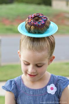 wacky-hair-donut-hair-325 CLEVER IDEAS for "Wacky Hair Day" at SCHOOL!! | via www.makeit-loveit.com Star Wars Hair, Hair Doos, Hairstyles Girl, Hair Donut, Toddler Hairstyles