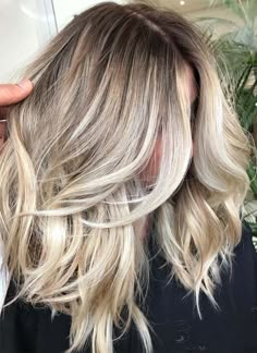 Fantastic looking balayage ombre hair color shades with shadow roots in 2019. No matter which type of hair length or hair texture you have, just choose this amazing balayage hair color and apply this fresh hair color nowadays just for fresh and cute hair looks. Shadow Roots, Balayage Blonde, Hair Color Shades, Balayage Ombre, Balayage Hair Blonde, Fresh Hair, Ombre Hair Color, Ombre Balayage