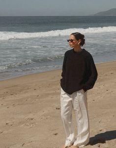 Linen pants, oversized crew neck, cold morning at the beach Pyjama Trousers Street Style, Morning Beach Outfit, Warm Beach Outfit, Autumn Beach Outfit, Beach Winter Outfit, Seaside Outfits, Cold Summer Outfit, Outfits Crewneck, Black Sweater Outfit