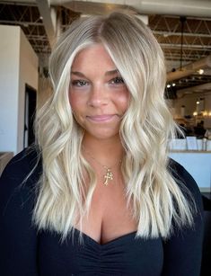 Blonde Hair With Bright Highlights, Bright Blonde Inspo Hair, Blonde Light Balayage, White Blonde Highlights On Blonde Hair, Blonde W Root Smudge, Smug Root Blonde, Blonde Highlight Inspo Hair, Bright Blonde Hair Highlights, Full Highlight With Money Piece