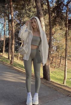 Cute Sporty Looks, Classy Workout Outfits, Sporty Girl Aesthetic Outfit, Sport Outfits Aesthetic, Sporty Outfits Aesthetic, Gym Aesthetic Outfits, Sporty Girl Aesthetic, Workout Outfits Winter, Fitness Fashion Outfits