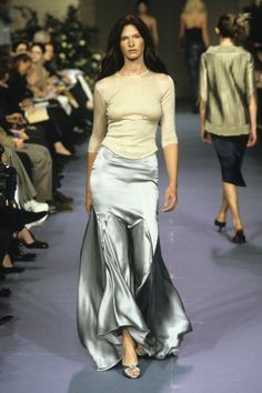 Chloé Spring 1999 Ready-to-Wear Fashion Show | Vogue Natural Outfits, Corset And Skirt, 90s Runway Fashion, Runway Fashion Couture, Crochet Maxi Dress, Glamour Fashion, Fashion Designers, Aesthetic Fashion, Couture Fashion