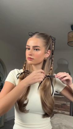 Cute Hairstyles For Fancy Dinner, Bow Hairstyles Tutorial, Cute Hairstyles Fancy, Medium Length Hair Styles Aesthetic, Cute Hair Styles With Bow, Medium Length Hair Styling Ideas, Hair Ideas With Bows, Easy Bow Hairstyles, Curly Hair Bow Hairstyles