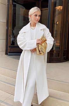 Moda Over 40, Outfit Elegantes, Woman In White, Outerwear Trends, Chic Winter Outfits, Stylish Winter Outfits, Winter Outfits Cold, Outfit Chic, Outfit Vintage