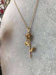 "Gorgeous Rose Necklace! You choose a 16\" or 18\" delicate yet sturdy 14k gold filled chain that holds a detailed rose pendant. (Length pictured is 18\"). On trend, it's my new favorite piece I haven't taken off! Charm measures roughly 17 mm x 40 mm and is 24k gold filled over copper. Excellent detail in this tiny piece! Arrives in a gift box! *if you need an item sooner, please message me! I am happy to ship sooner if I'm able to ❤️" Golden Rose Necklace, Gold Rose Necklace, Belle Necklace, Long Stem Rose, خواتم خطوبة, Gold Pendent, Fancy Jewelry Necklace, Pretty Jewelry Necklaces, Rose Stem