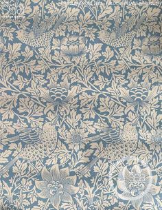 an old blue and white wallpaper with flowers