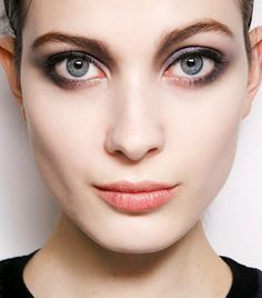 Eyeliner Round Eyes, Trucco Smokey Eye, Smokey Eyes Tutorial, Big Eyes Makeup, How To Do Eyeliner, Smokey Eye Tutorial, Smokey Eye Makeup Tutorial