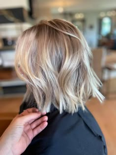 Ash Blonde Highlights And Lowlights Short Hair, Mid Neck Length Hair With Curtain Bangs, Lived In Blonde Lob, Blonde Bob With Lowlights, Short Blonde Hair With Money Piece, Beige Blonde Hair Short, Short Summer Haircuts For Women, Vanilla Blonde Balayage Short Hair, Bob Balayage Blonde