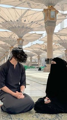 Muslim Wedding Aesthetic, Islamic Cupal Pic, Muslim Couples Aesthetic, Muslim Couple Goals, Niqab Bride, Hijabi Couple, Cute Muslim Couple Pics, Couple In Mosque, Islamic Couple Dpz