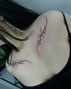 Tato Grunge, Grunge Tattoo, Bone Tattoos, Muster Tattoos, Chest Tattoos For Women, Collar Bone Tattoo, Feminine Tattoos, Elegant Tattoos