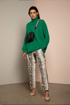 Groen! Snake Trousers Outfit, Snake Print Trousers Outfit, Snake Bag Outfit, Snake Print Pants Outfit, Snake Pants Outfit, Snake Print Outfit, Style Uniform, Jeans Petite, Vogue Australia