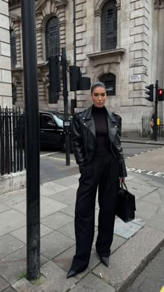 Trendy Dress Pants Outfits, Black Blouse Outfit Aesthetic, Shirt Over Top Outfit, Trendy Office Outfits 2023, Fall Street Style Outfits, All Black Chic Outfit Classy, Autumn Classy Outfit, Tokyo March Outfit, Streetwear Office Look