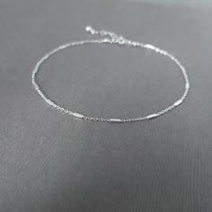 Delicate Bracelet Silver, Women Anklets Silver, Wallpaper Caro, Silver Chain Designs For Women, Silver Dainty Jewelry, Silver Hand Bracelet, Silver Chains For Women, Silver Chain For Women