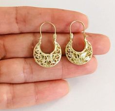 Aretes Filigrana en Oro Real de 10K . 2.5 gramos. Tamaño  27 mm de alto y 16 mm de ancho. 10K Yellow Gold Filigree hoop earrings. Real Gold. 2.5 Gr THE BEST PRICE AND QUALITY. Length: 27 Millimeters; Width: 16 Millimeters FREE GIFT BOX Filigree Hoop Earrings, Gold Basket, Earrings Real, Gold Filigree, Fine Jewellery Earrings, 10k Gold, Real Gold, Free Gift, Solid Gold