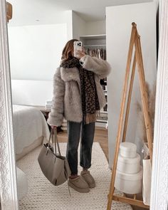 Outfits Invierno Frio, Ugg Outfit Ideas Winter, Types Of Outerwear, Autumn Outfits Women, Worst Outfits, Mom Outfits Winter, Fur Jacket Outfit, Men's Winter Fashion