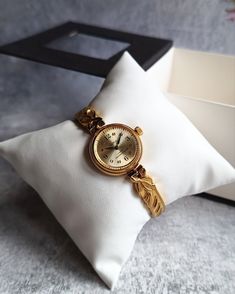 Vintage women's small mechanical watch with a beautiful bracelet. The watch looks very elegant on a woman's wrist and goes well with other accessories. It perfectly captures the vintage style! It will be a great gift for lovers of vintage accessories. The watch is delivered in a beautiful box, so it is perfect as a gift. Peculiarities Movement - mechanical. Case size - 22 mm (0.8 inches) Bracelet length - 16.5-17 cm Year of issue - 1990s Case color - gold Dial color - gold Condition - vintage, t Gold Jewelry And Watches With Metal Dial As Gifts, Timeless Self-winding Evening Watch, Elegant Gold Self-winding Watches, Elegant Yellow Gold Self-winding Watch, Formal Watch With Bracelet Strap, Timeless Gold Watch For Gift, Gold Watches With Metal Dial As A Gift, Gold Watches Suitable As Gifts, Timeless Gold Watch As A Gift