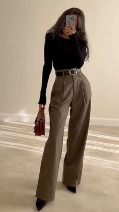 Office Aesthetics Women, Latina Dark Academia Aesthetic, Power Outfits For Women Classy, Smart Outfit Aesthetic, Business Outfits Women Aesthetic, Outfits For Oval Body Shape, Earth Tone Business Outfits, Women Manager Outfit, Perfessional Outfits Cute