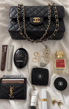 Small Chanel Bag Outfit, Chanel Purse Aesthetic, Chanel Bags Aesthetic, Chanel Bag Aesthetic, Chanel Hand Cream, Old Money Makeup, Purse Aesthetic, Everyday Bag Essentials, Wellness Aesthetic