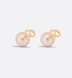 The Dior Tribales earrings are offered in an elegant and timeless variation. The back showcases an iridescent pink resin pearl, while the front features a gold-finish metal CD signature with pavé-set pink crystals. The earrings can be coordinated with other creations from the Petit CD line.. Ny Shopping, Shuffle Cutouts, Resin Pearl, Dior Earrings, Luxe Jewelry, Jeweled Earrings, Dior Jewelry, Jewelry Lookbook, Gift Newborn