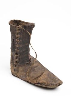 14th Century Clothing, Medieval Boots, Museum Of London, Medieval Garb, Medieval Clothes, London Museums, Medieval Costume