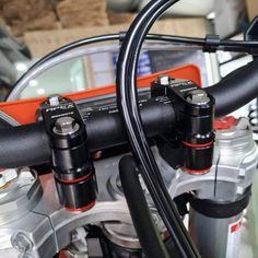 For a detailed review of the MSC Moto Apex Bar Mount System, see our article from Issue 80: HERE Custom designed for KTM, Husqvarna, GasGas, Beta, Sherco, and Husaberg motorcycles. The APEX bar mount system is perfect for reducing handlebar vibrations and damping out harsh impacts while riding. The Apex features eight vacuum cast polyurethane design dampers positioned concentrically with the four handlebar clamp bolts, providing fully damped points on both the upper and lower contact points. Sim Ktm 690 Enduro, Ktm 690, Safety And First Aid, Country Shop, Riding Gear, Custom Design, Bar, Design