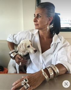 Chiara Voliani, Chunky Silver Jewellery, Elegante Y Chic, Mum Fashion, Advanced Style, Ageless Style, Dope Jewelry, Old Age, Aging Gracefully