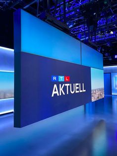 a large blue screen with the name aktuell on it