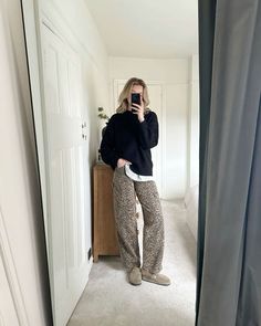 Wide Trousers Outfit, Printed Trousers Outfit, Leopard Jeans Outfit, Leopard Pants Outfit, Leopard Print Pants Outfit, Straight Leg Jeans Women, Leopard Trousers, Baggy Jeans Women