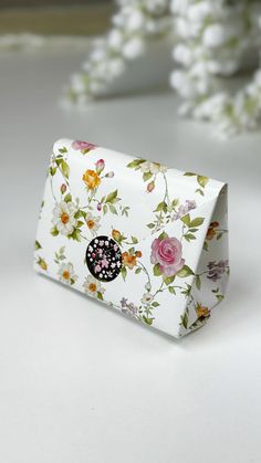 Raushan Willms/ SERVIETTEN & GESCHENKPAPIER | Auf diese Weise können Sie ein formloses, aber nicht schweres Geschenk verpacken. Je größer Ihr Artikel, desto größer sollte das... | Instagram Easy Yarn Crafts, Wrapping Techniques, Paper Art Projects, Inside Decor