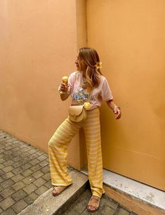 Backpacker Outfits, Yellow Pants Outfit, Portuguese Style, Style Désinvolte Chic, Latest Summer Fashion, European Summer Outfits, Yellow Pants, Casual Outfit Inspiration, Inspo Looks