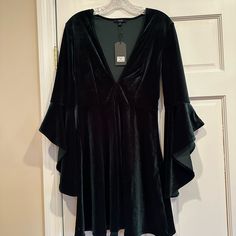 This Dress Is So Flattering! I Bought It In 4 Colors! Bell Sleeves Are So Pretty. Can Be Worn To Winder Wedding With Pretty Jewelry Or Dress Down With Tights & Black Boots Also Perfect For Christmas Party! Xmen Oc, Goth Holiday, Dresses Velvet, Rock'n Roll, Pretty Jewelry, Velvet Fashion, Holiday Dress, Fun Fashion, Xmen