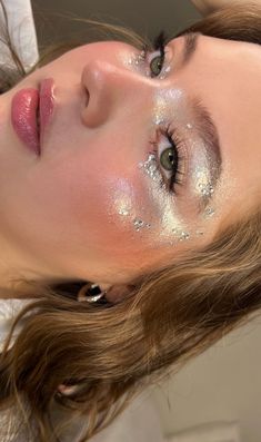 Natural Rave Makeup, Saltburn Makeup Aesthetic, Festival Makeup Aesthetic, Gems On Face Ideas, Festival Makeup Looks Glitter Eye, Shimmer Make Up, Makeup Ideas Festival, Glitter Aesthetic Outfits, Subtle Mermaid Makeup