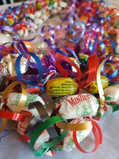 many lollipops are on the table with ribbons