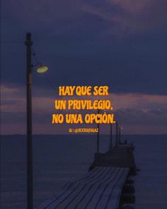 an image of the ocean with a quote on it that says, hay que ser un priveligoo no una opcion