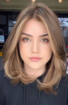 19. Brown Sugar Long Bob + Caramel Face Framing Highlights A haircut can change your look. It can make you look slimmer, trendy, younger,... Haircut Inspo, Haircuts For Wavy Hair, Wavy Hairstyles, Shot Hair Styles, Shoulder Length Hair Cuts, Short Hair Haircuts, Medium Hair Cuts