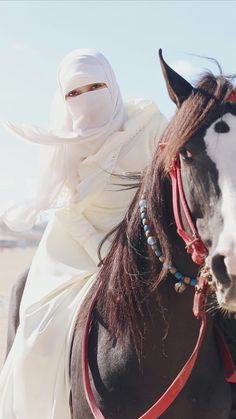 #muslim horses hijab  #reitenmithijab.blogspot.de Girl Riding Horse, Laughing Hysterically, Long Beige Coat, Muslim Culture, Hijab Niqab, Transfer Student, Riding Horse, Business Models