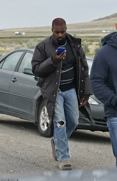 Kanye Fits, Yeezy Slides Outfit, Kanye West Outfits, Kanye Fashion, Kanye Yeezy, Kanye West Style, Yeezy Outfit, Slides Outfit