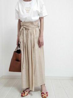 骨格ストレートに似合うスカートコーデ特集！大人女性のおしゃれ�な着こなし術 | folk Beige Outfit, Zara, How To Wear