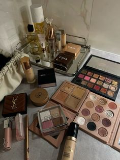 Latina Makeup Products, Makeup Vision Board, Good Makeup Products, Aesthetic Clips, Popular Makeup, Daily Makeup Routine, Makeup Aesthetic, Fancy Makeup