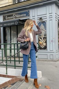 Elevated Womens Fashion, Brown Trousers White Top Outfit, Finding Style Aesthetic, Chic Layered Outfits, Lake Como Style Women, Cool Outfits For Work, Italian Fashion Fall, Frazzel English Woman Outfit, Sezane Blazer