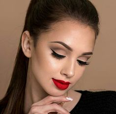 Prom Makeup For Brown Eyes, Xmas Makeup, Skincare Favorites, Red Lips Makeup Look, Neutral Eye Makeup, Show Makeup, Red Lip Makeup, Bridal Makeup Wedding