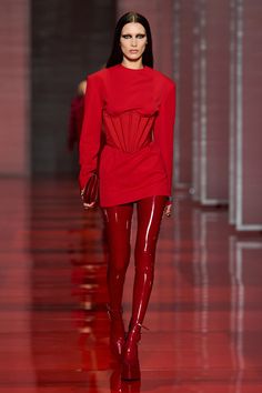 Versace Fall 2022 Ready-to-Wear Fashion Show | Vogue Versace Fall Winter 2022, Versace Runway, Ranveer Singh, Hayley Williams, Runway Trends, Winter 2022