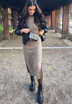 Skirt Combinations, Tan Cardigan, Cardigan Outfit, Outfit Chic, Cold Outfits, Looks Chic, Outfit Inspo Fall