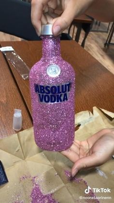 Glitter Alcohol Bottles 21st Birthday, 18th Birthday Party Gifts, Glittered Alcohol Bottle, Decorated Alcohol Bottles For Birthday, Vodka Bottle Craft, Glitter Liquor Bottle Diy, Alcohol Birthday Gifts, Vodka Gift Ideas, Glitter Bottle Diy Alcohol