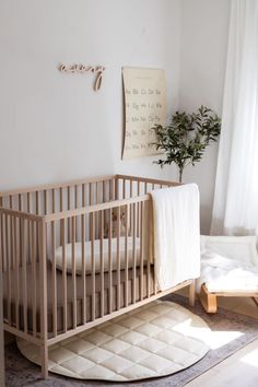 neutral nursery with custom wooden name sign Wood Tone Nursery, White And Wood Nursery, Princess Nursery Theme, Wallpaper Baby Room, Minimalist Baby Room, Baby Room Wallpaper