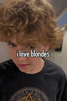 a young boy with blonde hair and the words i love blondes